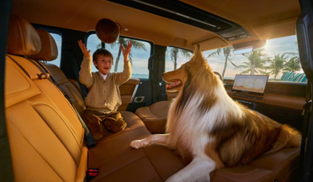 Un jeune garçon joue au ballon avec son chien colley à l'intérieur d'un véhicule spacieux équipé de la technologie iCAUR.
